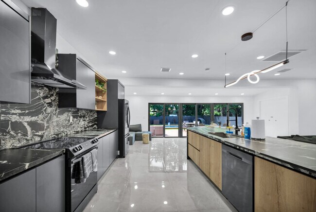 Building Photo - 5313 NE 1st Ave