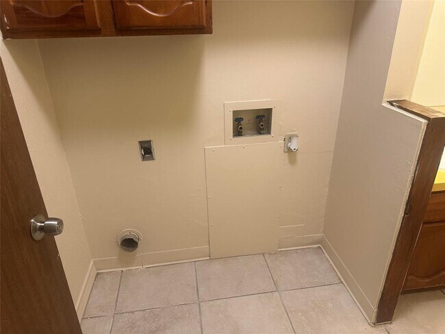 Building Photo - 6907 Woodhue Dr