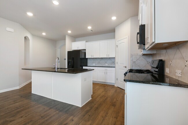 Building Photo - 700 Lakeshore Village Dr