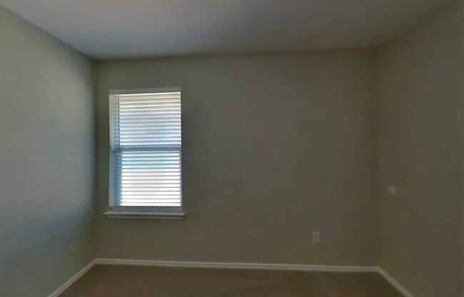 Building Photo - MOVE IN READY