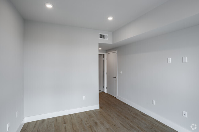 3BR, 3BA - 1600 SF - 1070 S Holt Ave