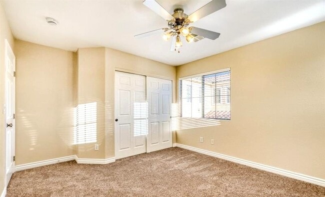 Building Photo - 5565 Golden Palms Ct