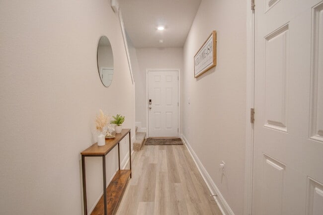 Building Photo - Convenient Gulf Breeze Location – 3BR/2.5B...