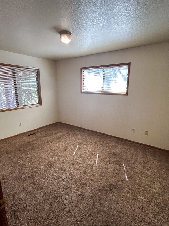 Building Photo - Spacious 2 Bed 1 Bathroom House In Shingletown