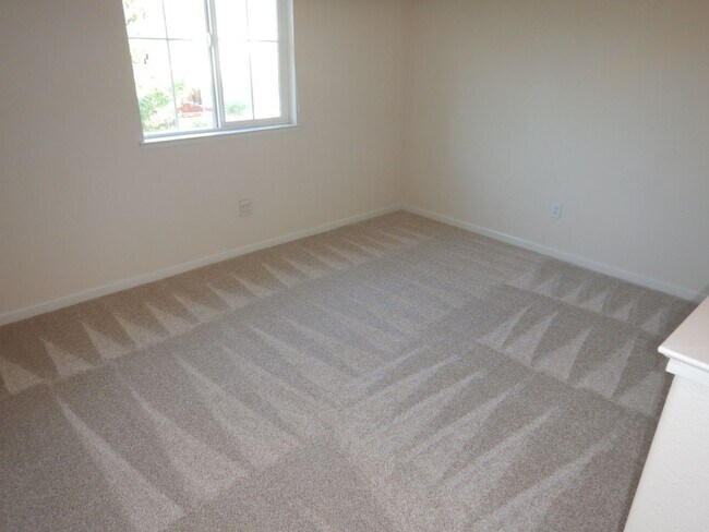 Building Photo - Cute as a button in Double Diamond Ranch!