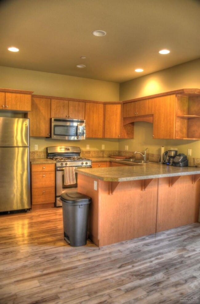 Building Photo - Darling Townhouse in Southeast Bend!