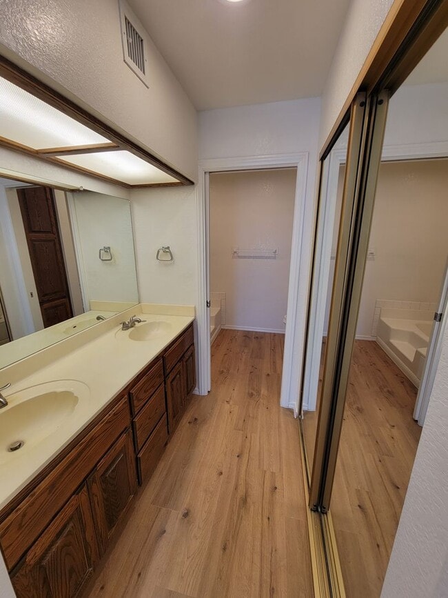 Building Photo - 1st Month Rent Free!!     Riverview Bluffs, 2 Bedroom Condo