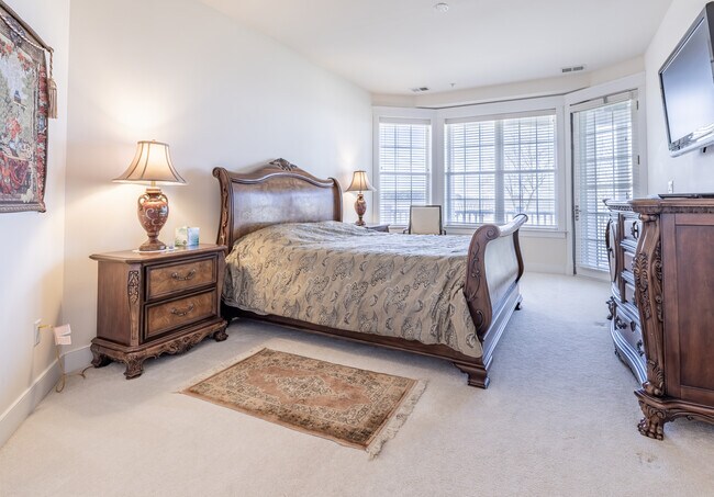Master Bed - 101 Swan Cove Ln