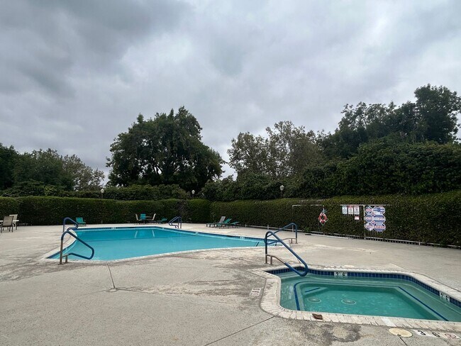 Building Photo - Charming 3 Bed Condo In Redlands
