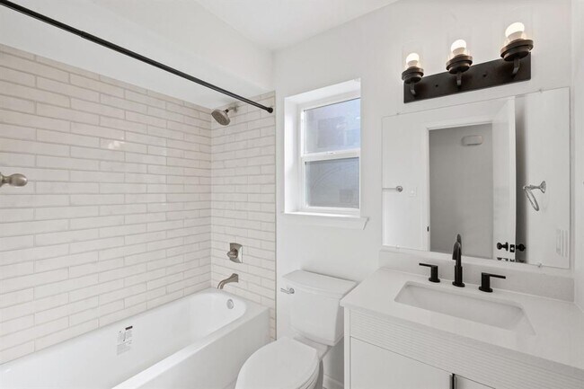 Building Photo - 806 E 13th St