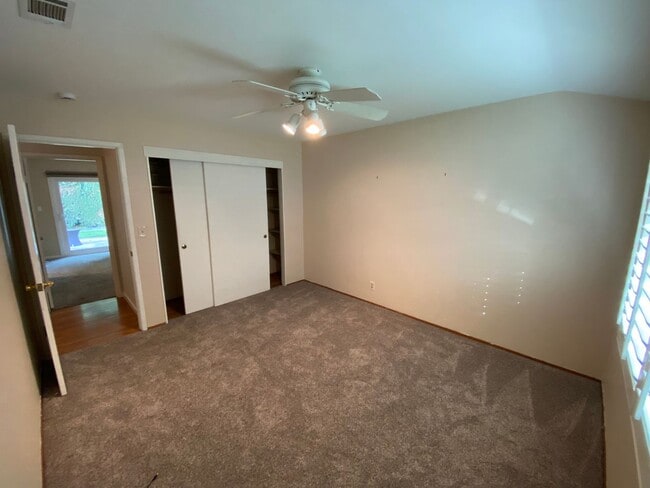 Building Photo - Well maintained 3 bed 2 bath home in Thousand Oaks neighborhood available!