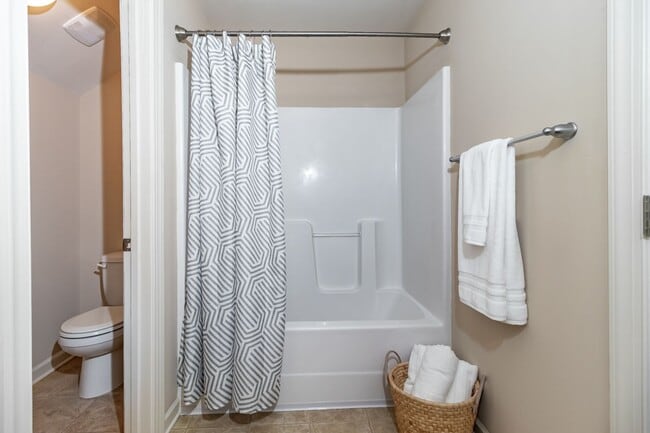 Building Photo - Beautiful 3 bedroom Townhome