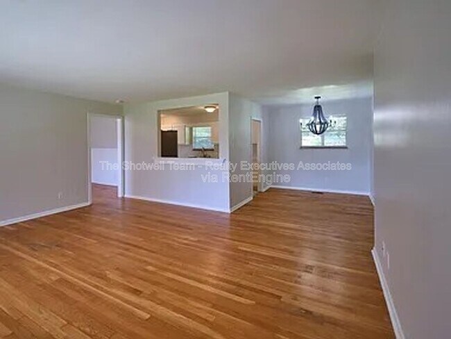 Building Photo - 1005 Francis Rd