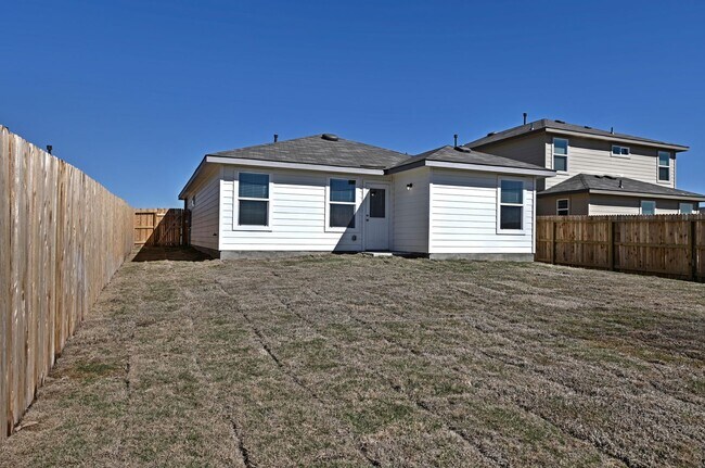 Building Photo - ONE STORY  |  3 BEDROOM  |  2 BATH  |  YAR...