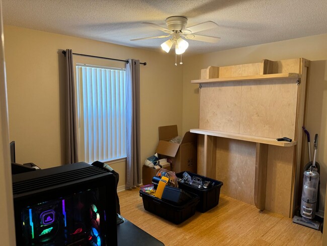 Building Photo - 4 bed 2bath with Pool