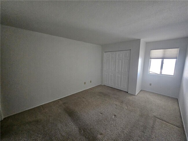 Building Photo - 1800 Club House Dr