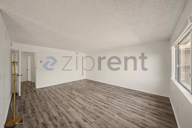 Building Photo - Unit