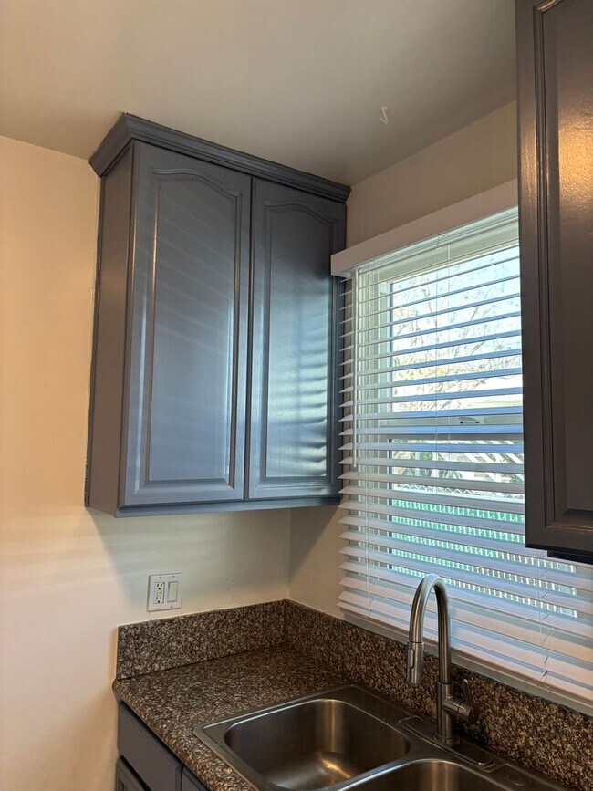 Building Photo - Western, 1151-1153