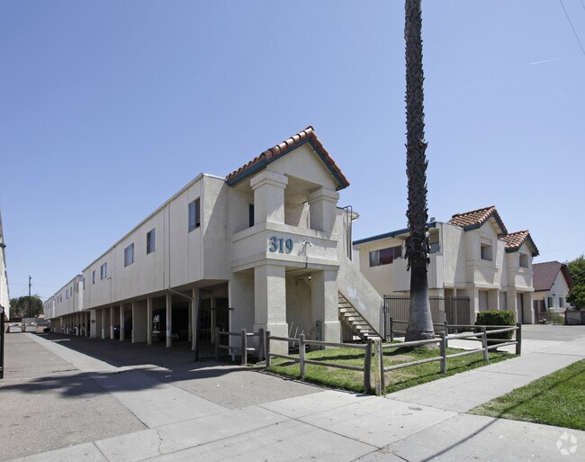Building Photo - Twin Palms
