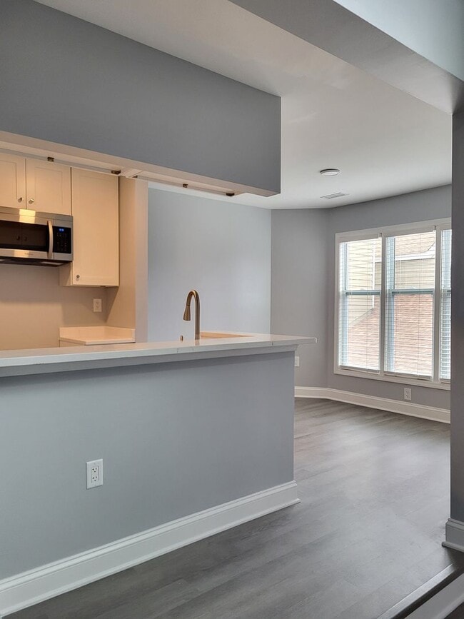 Building Photo - One bedroom condo uptown