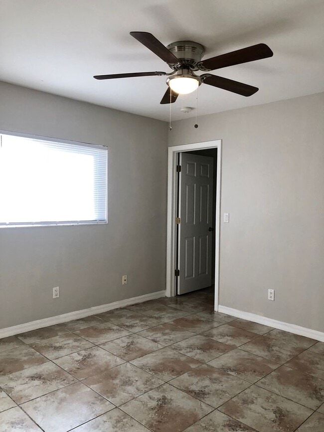 Building Photo - Experience this Large Cape Coral 3 bedroom 2 bath duplex with 1 car garage and screened in lanai.