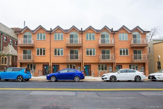 Building Photo - 39-55-3957 57th St