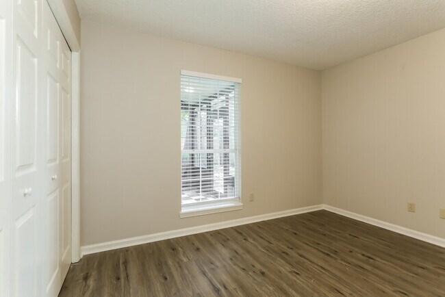 Building Photo - 1845 Alberta Ct N