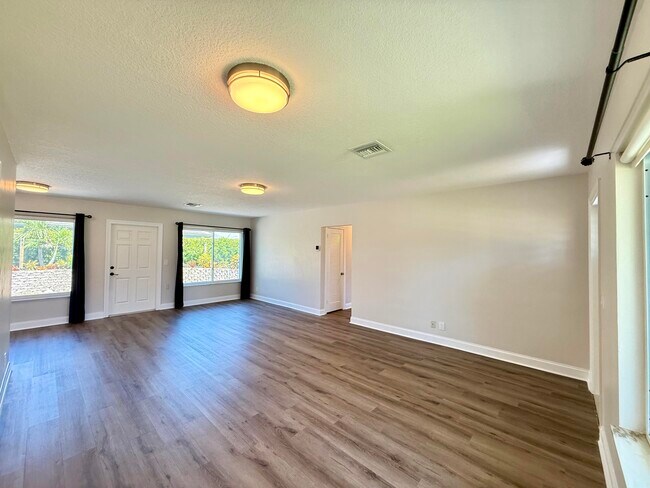 Building Photo - 1615 Crest Dr