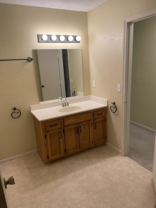 Full Bathroom - 217 SW Pinetree Ln