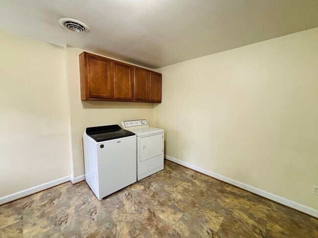 Building Photo - 613 Dehart St
