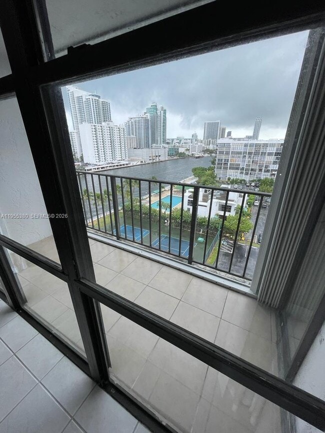 Building Photo - 1000 Parkview Dr