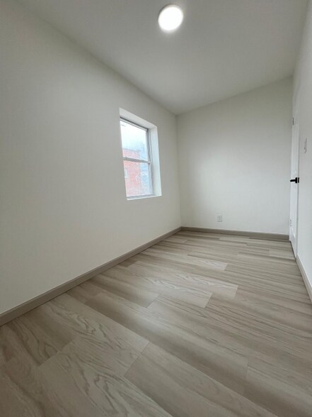 Building Photo - 60-57 59th Ave