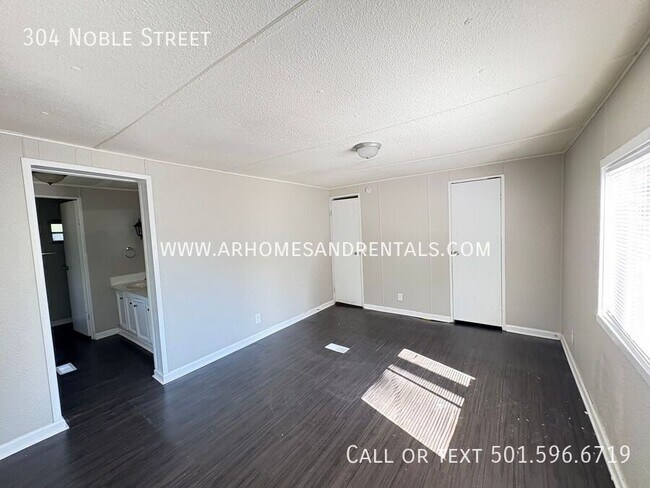 Building Photo - 304 Noble St