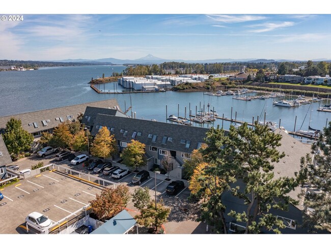 Building Photo - Beautiful 1Bd/1.5Ba Waterfront Condo ~ Gre...