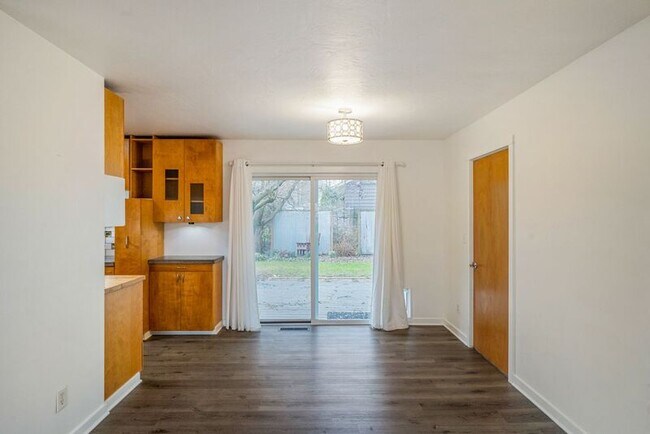 Building Photo - 8715 N Washburne Ave