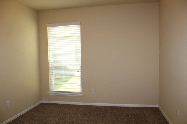Building Photo - ALMOST NEW, CUTE 3 BEDROOM, 2 BATH