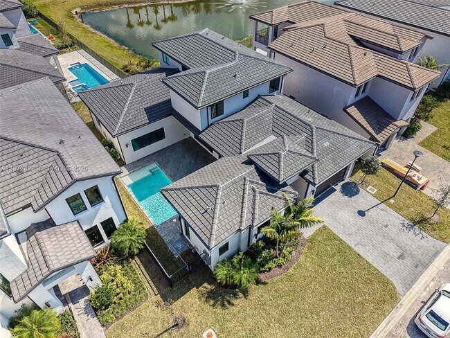 Building Photo - 5718 Ashwood Cir