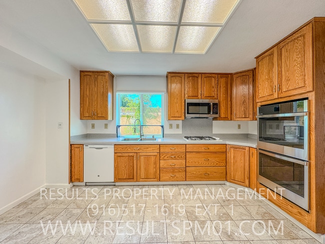 Building Photo - Spacious 3 Bedroom on corner lot