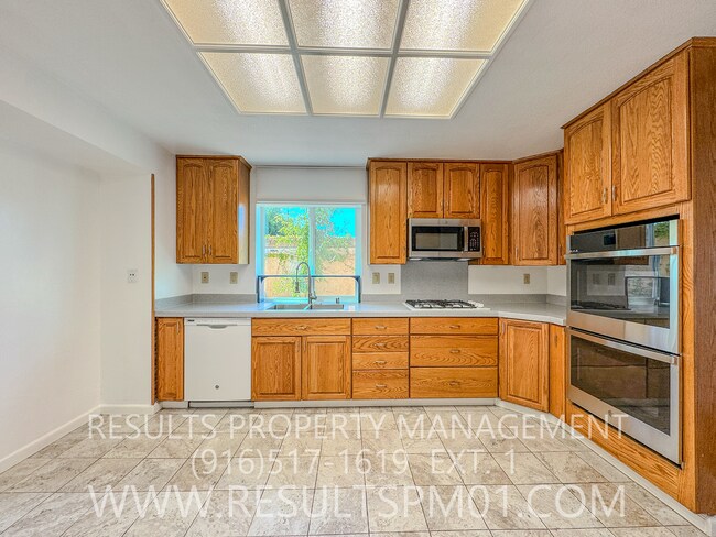 Building Photo - Spacious 4 Bedroom on corner lot