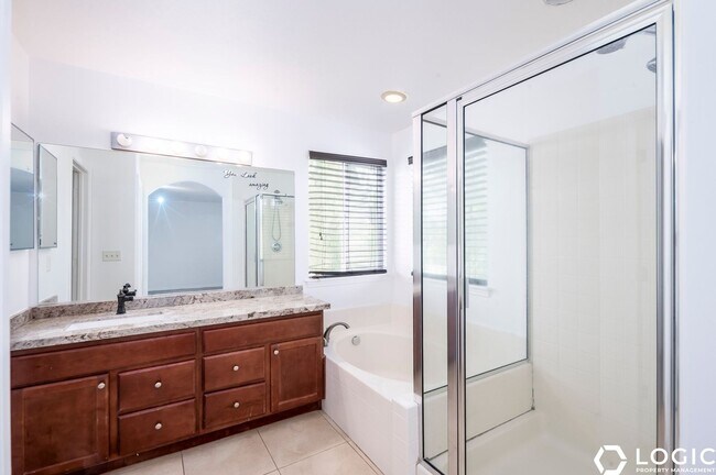Building Photo - 5878 Arlinridge Dr