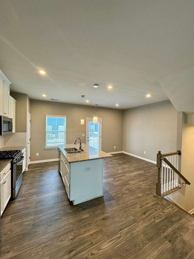 Building Photo - 3BR/2.5BA End Unit Townhome