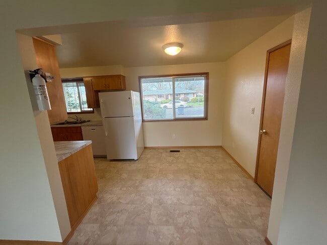 Building Photo - Beautiful 3 Bedroom 1 1/2 Bath with Huge Fenced Backyard! Tour Today!