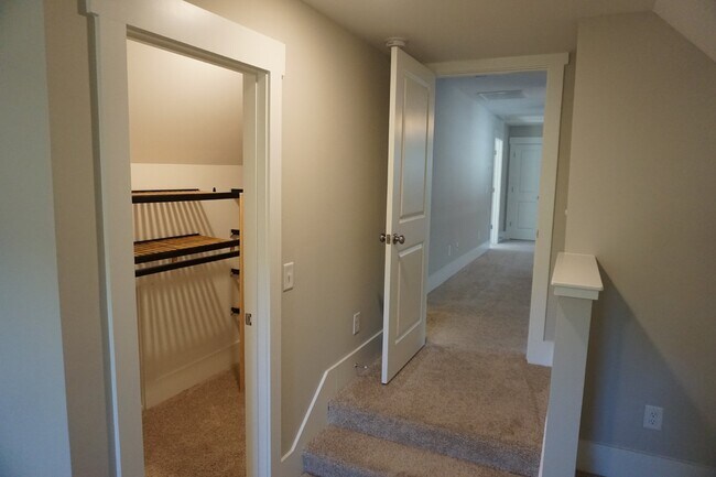 Building Photo - 4BR/3.5BA Home in the Gated Community of R...
