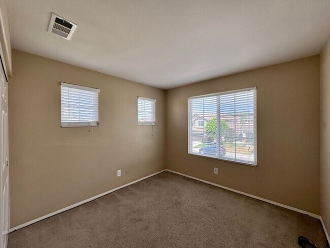 Building Photo - Move in by 11/30 and receive $500 off the ...