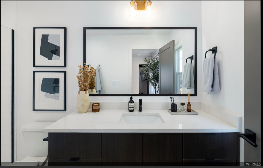 Building Photo - 1660 S Major St