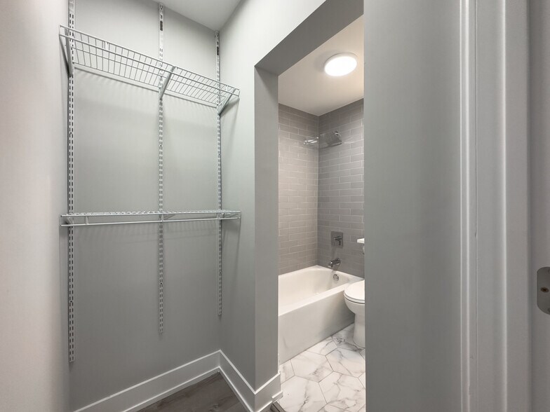 Building Photo - 510 W Belmont Ave