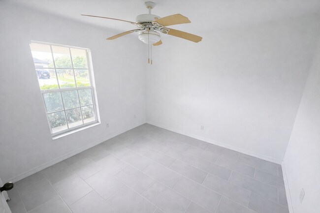 Building Photo - SPACIOUS 3Bd / 2 Ba SINGLE FAMILY HOUSE AVAILABLE