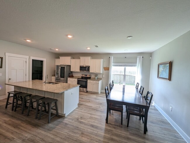 Building Photo - 6056 Forest Bay Ave