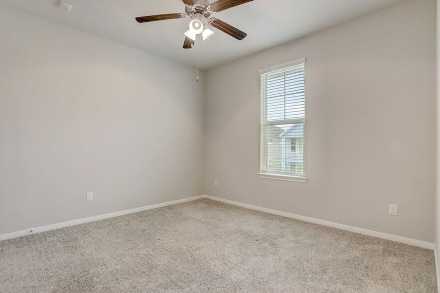 Building Photo - 2714 Veranda Fls