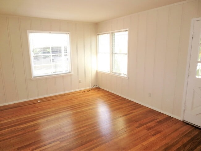 Building Photo - Cute, Cozy Cottage within Walking Distance of the Beach